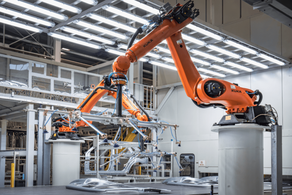 賽力斯智慧工廠探秘 撒貝寧見證，工業機器人如何定義“智造”新高度